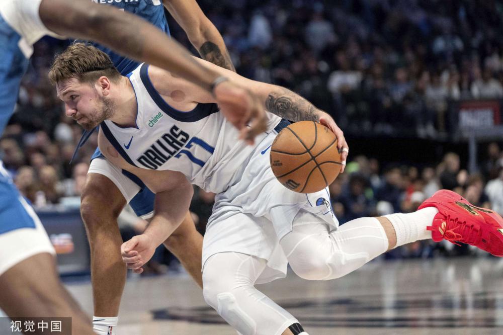 组图：火箭击退马刺 格林与队友击掌庆祝.